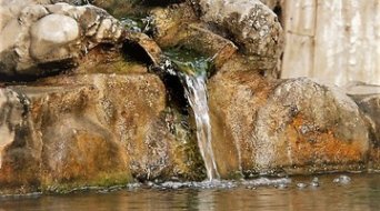 Вода в купели круглый год одной температуры. Горная вода
